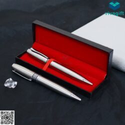 Bút Kim Loại Xoay Khắc Tên V022 Làm Quà Tặng – butkyquatang.com