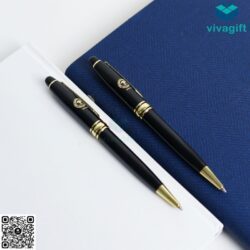 Bút Bi Kim Loại Xoay Khắc Tên V035 – Butkyquatang.com