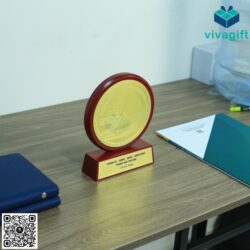 Kỷ Niệm Chương Gỗ Đồng Tròn KN-D302 – Quatangviva.com