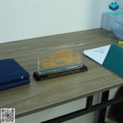 Kỷ Niệm Chương Pha Lê Chữ Nhật Ngang KN-P202 – Quatangviva.com