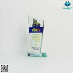 Kỷ Niệm Chương Pha Lê Hình Chữ V KN-P212 – Quatangviva.com