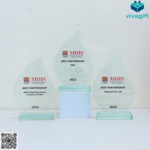 Kỷ Niệm Chương Thủy Tinh Chiếc Lá KN-T104 Quà Tặng Vinh Danh Đẹp 3