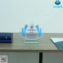 Kỷ Niệm Chương Thủy Tinh Hoa Sen Tri Ân KN-T102 – Quatangviva.com