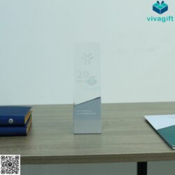Kỷ Niệm Chương Thủy Tinh Ốp Kim Loại KN-T103 – Quatangviva.com