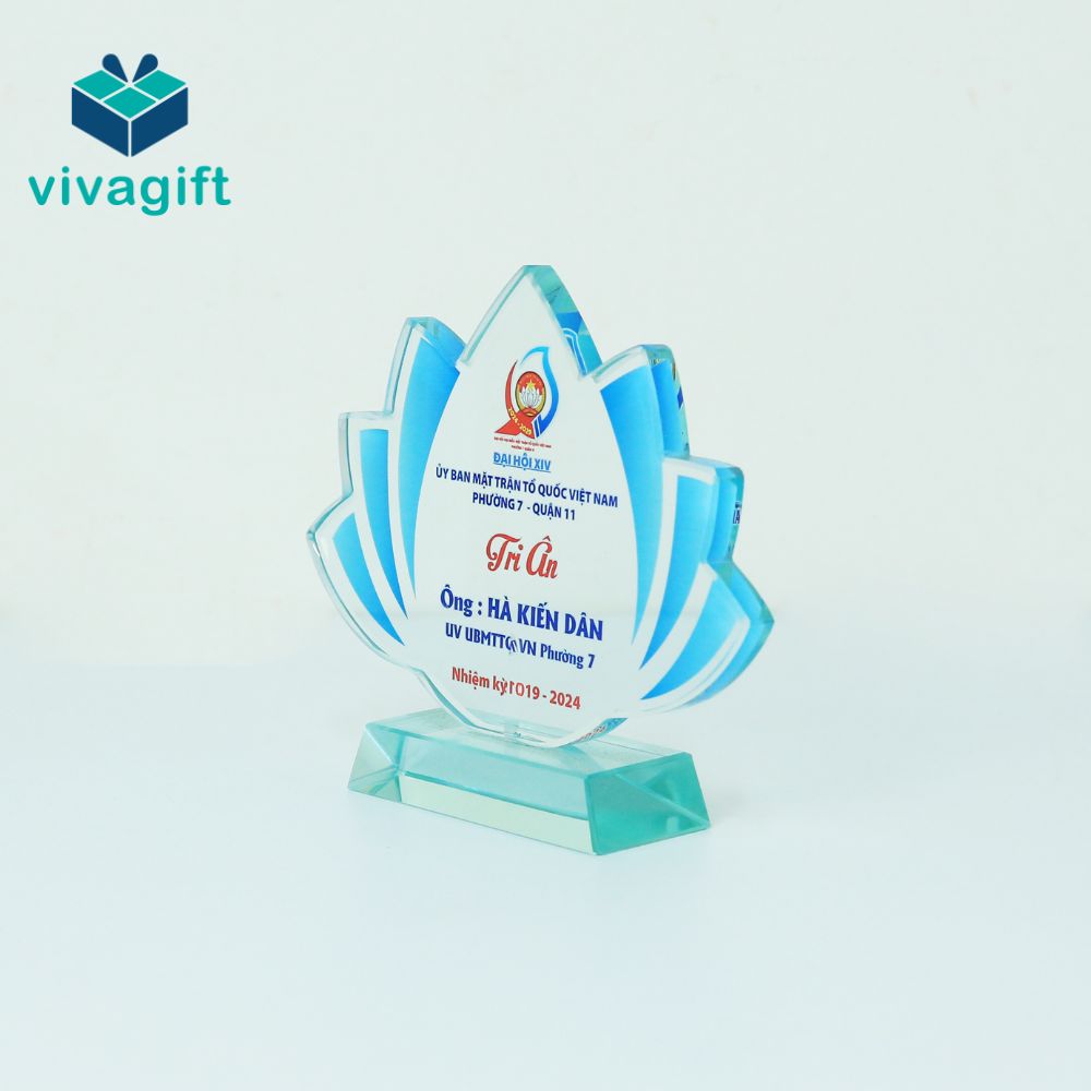 Cúp vinh danh được sử dụng để tri ân đại biểu có thành tích tốt 